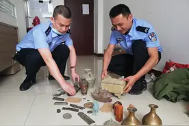两个骗子演双簧，用一堆假古董专骗老年人，南阳警方出动——两位老人被骗的钱追回来了图片