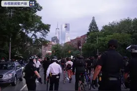 纽约宵禁8点生效 大批抗议者继续进行抗议活动图片