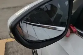 暖心！初中生撞坏后视镜留字条担责 车主只收1元维修费图片