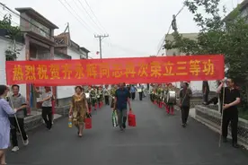 立功喜报晚到4个多月，家乡人武部的做法太暖了图片