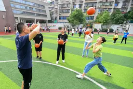 小学校园里的软式排球课图片
