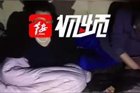 流浪老夫妇蜗居废弃楼 期待您的帮助图片