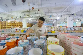 “地摊归来”｜从农民工到摊主再到店老板“杯具哥”靠摆摊撬动梦想图片