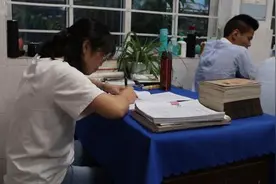 即将高考，高三班主任将办公桌搬进教室视频封面