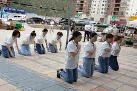 “跪拜感谢”？药店员工集体跪地磕头 总监：公司文化，都自愿的图片