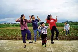 乡村爱情：田埂间的双人曳步舞图片