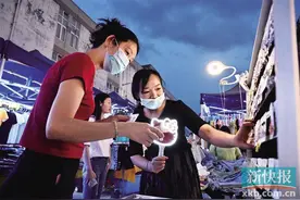 允许商户临时借道经营 为流动商贩设置摆卖点图片