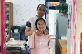 太励志了！成都女子天生没双臂，用脚吃饭拍视频做相册月入五千图片