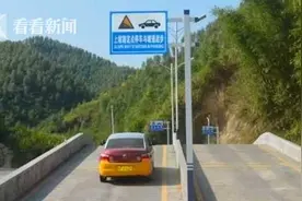 吓坏教练！斜坡溜车慌了神 女学员两脚油门冲出50米外马路……图片