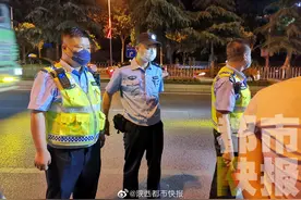 胆大！酒驾被查，西安一男子竟用过肩摔将民警摔倒在地图片