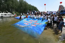 今天，200万条鱼投放颍河！图片