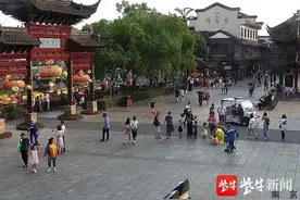 两名“锦衣卫”逛夫子庙被民警拦下，他们佩刀竟是真.40cm.长刀图片