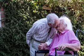 相敬相爱80年！英国夫妇结婚80周年纪念日分享幸福秘诀图片