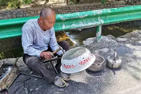 淄博市淄川区：打白铁补锅底 黄师傅叮叮当当六十年图片