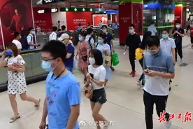 约会、逛街、遛娃后坐地铁回家，商圈周边地铁站夜间客流持续增长图片