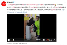山西一中学饮水机变饮醋机 学生拿水瓶接醋图片
