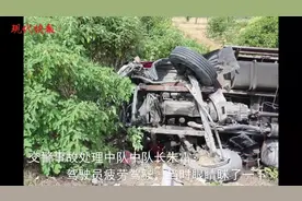 教训！“牧马人”停应急车道被追尾，司机飞出车外图片