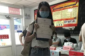 华中科大暖心举措助力毕业生顺利返校，一张不戴口罩的毕业照成学生心愿图片