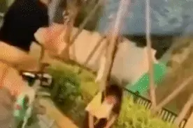 女子自行车连续撞击并掌掴小女孩？网友怒了！警方发布通报图片