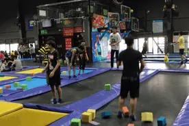 设计无标准、管理无规范，多起伤残事故揭开蹦床馆内潜在“杀手”……图片