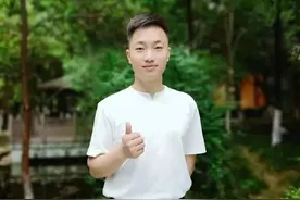 「卓越广中 精彩故事」李成：阳光帅气“成儿哥”“严慈相济”教学生“大道至简”图片