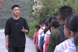 两年坚守！90后乡村教师坚持护送百名学生上下学图片