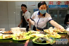 常州一学校自产自制“爱心鱼宴”，免费供应贫困生图片