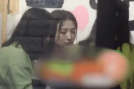 无失恋阴影！徐璐携助理聚餐心情大好喜笑颜开图片