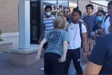 抗议活动中朝黑人学生吐口水，美国白人女子被捕图片