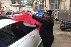 感动！忘关车窗轿车被雨淋 有热心人士为车穿雨衣图片