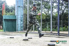 速度！力量！攀越！兵哥哥这样跨越400米障碍图片