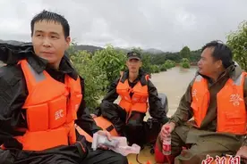 武警广东省总队惠州支队转移因洪水受困民众千余人图片