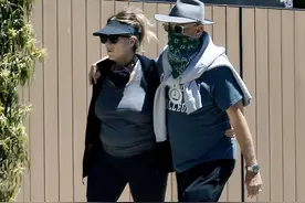 汤姆·汉克斯康复后近况！与妻子搂肩散步恩爱满分图片