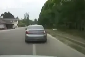 家庭纠纷女子“飙车”追夫 车内女儿哭喊：妈妈，我怕图片