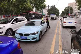 改装、闯卡、“炸街”，99年小伙开着租来的宝马上街耍酷被查图片