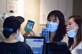 漂亮姐姐当街求你办这事，帮还是不帮？图片