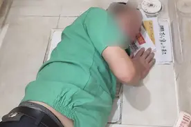 深圳一男子帮人捞项链手卡马桶，消防凿穿楼板救援图片