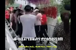 大妈玻璃桥上齐跳广场舞，保安拦都拦不住…图片