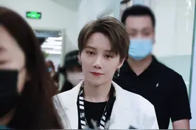 THE9成团首次合体营业 全白LOOK装扮各有特色图片