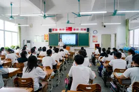 东莞人大代表建议建立临聘教师人才库，应对教师短缺问题图片