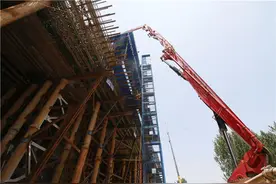 历时31小时，宁梁高速上跨京九铁路转体桥现浇梁0号块浇筑完成图片