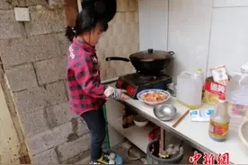 7岁女孩踩凳炒菜：只是做了该做的 有奶奶才有家图片