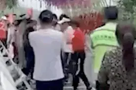 在玻璃桥上跳广场舞，消停点吧图片