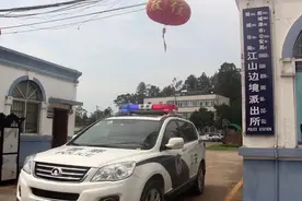 2米长大蟒蛇闯鸡舍咬死三只鸡，防城港民警合力擒“大南蛇”图片