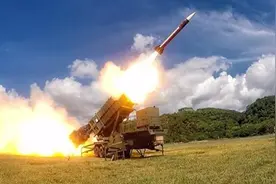 中美军机过境后，台军夜放“窜天猴”，大战一触即发？图片