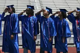 美国第一批幸存黑人6胞胎即将毕业 母亲感到欣慰图片