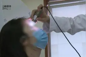 女子眼皮上“长”了颗黑痣，一检查居然是活的……图片