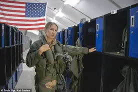 女飞行员首次驾驶美军最新F-35A隐形战斗机参加中东地区实战图片