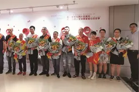 温州首个无偿献血科普馆开馆 表彰一批“热血英雄”代表图片