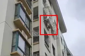 最美托举！南宁一男子徒手爬5楼勇救女童，高空托举坚持20多分钟图片